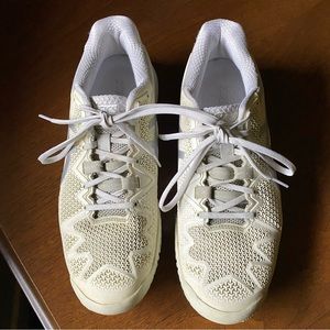 ASICS Gel Resolution 8 women’s tennis court shoes. Size 8 1/2. EUC. White.